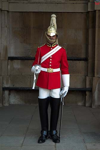 Londyn. Gwardzista na warcie przy Horse Guards